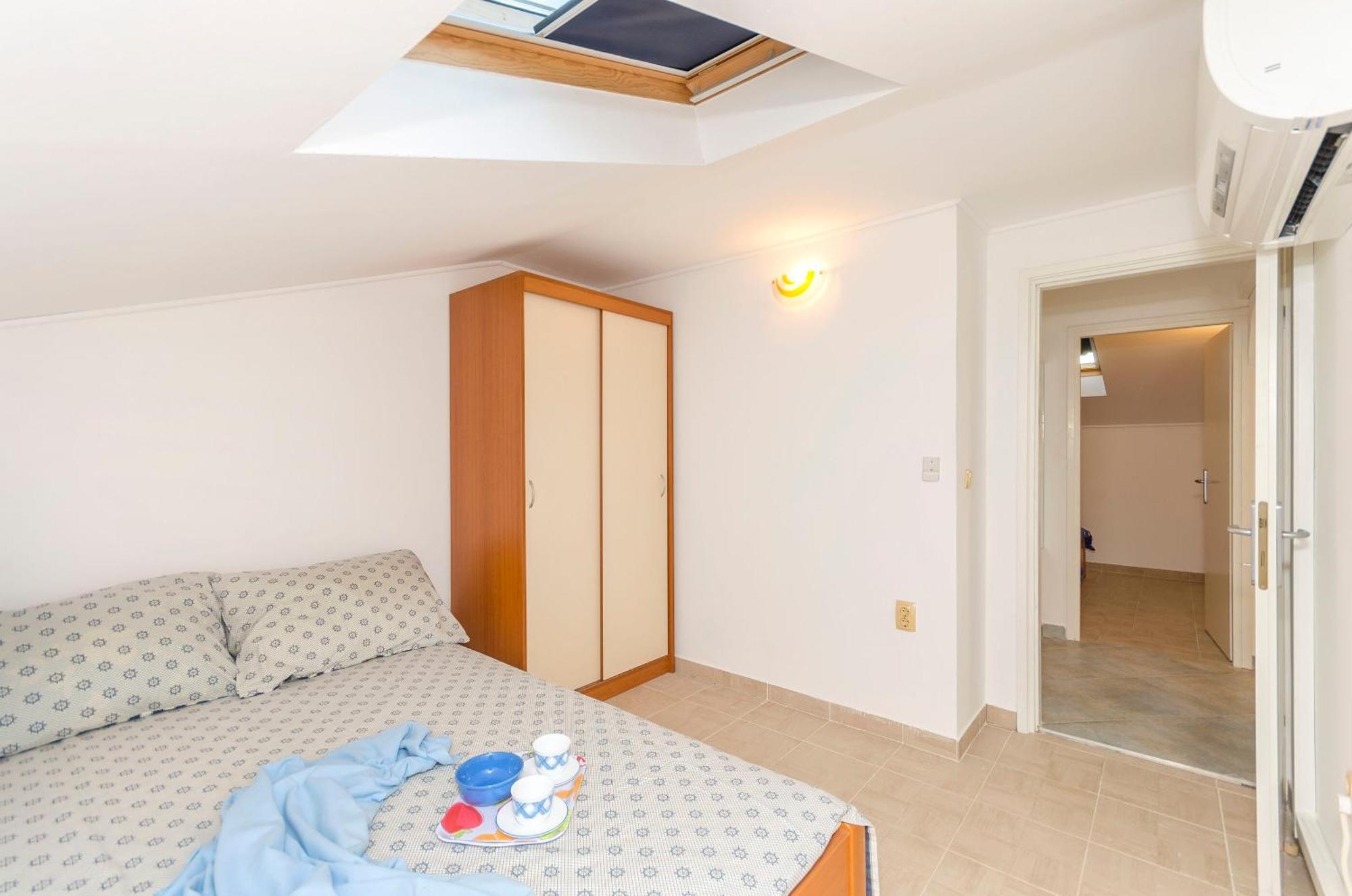 Maris Apartment *
